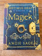 Angie Sage - Septimus Heap - Magiek, Boeken, Ophalen of Verzenden, Gelezen, Angie Sage