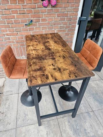 2 barkrukken met een bar tafel beschikbaar voor biedingen