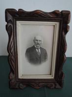 Ouderwets houten fotolijstje met oude foto en standaard, Audio, Tv en Foto, Fotografie | Fotolijsten, Ophalen of Verzenden, Zo goed als nieuw
