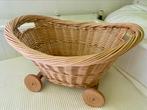 Rieten mand op wieltjes: leuk als poppenwagen of poppenbed, Kinderen en Baby's, Speelgoed | Poppen, Ophalen, Gebruikt, Babypop