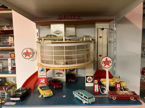 PRACHTIGE CALTEX TANKSTATION GARAGE INCL.LFT+OPRIJBRUG, Antiek en Kunst, Antiek | Speelgoed, Ophalen of Verzenden