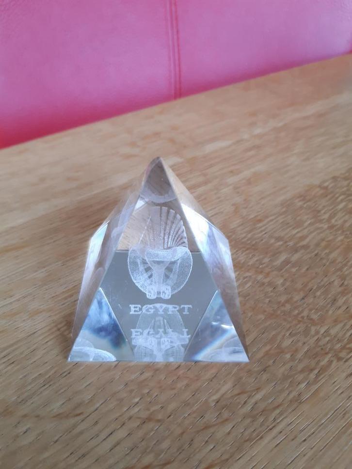 Glazen piramide met Toetankamon in gegraveerd 7 cm, Antiek en Kunst, Antiek | Glas en Kristal, Ophalen of Verzenden