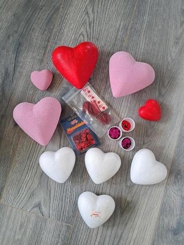 Harten van piepschuim en glitters om te knutselen. beschikbaar voor biedingen