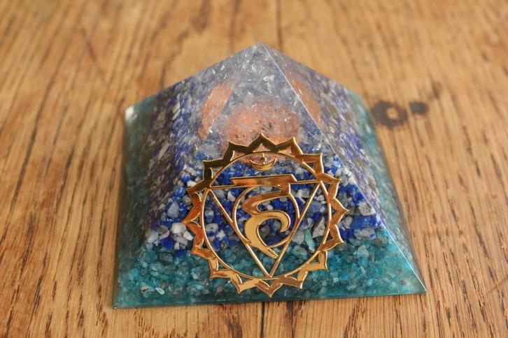 Orgonite piramide met Lapis Lazuli, Vishudda en meer, Sieraden, Tassen en Uiterlijk, Edelstenen, Nieuw, Ophalen of Verzenden