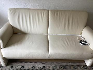 2-persoons leren bankje. Cremekleur