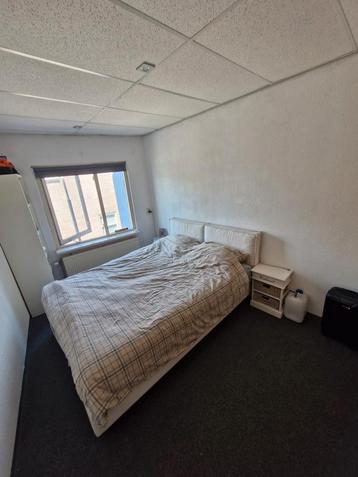 Bed met hoofdbord 180x210cm  beschikbaar voor biedingen