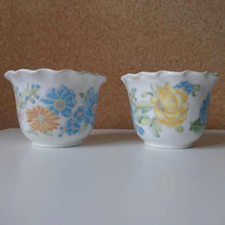 Vintage bloempotten met bloemmotief, Tuin en Terras, Bloempotten, Zo goed als nieuw, Aardewerk, Binnen, Minder dan 40 cm, Minder dan 25 cm