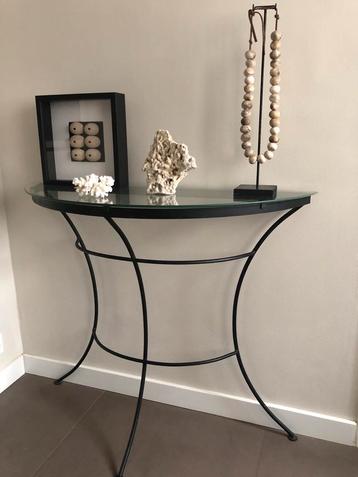 Glazen Sidetable met Metalen Onderstel beschikbaar voor biedingen