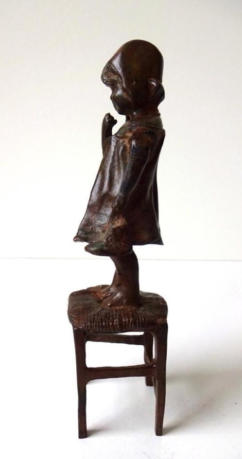 Bronzen beeldje van meisje staande op een kruk 3308-b, Antiek en Kunst, Antiek | Koper en Brons, Brons, Ophalen of Verzenden
