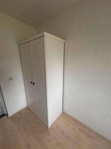 Witte Houten Kast met Hangruimte beschikbaar voor biedingen