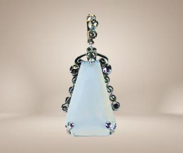 Mooie Art Deco vintage opaline faux markasiet hanger! beschikbaar voor biedingen