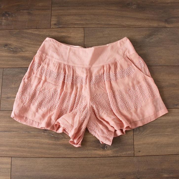 Prachtig Silvian Heach Broekje (S) - 15 € 40,-, Kleding | Dames, Broeken en Pantalons, Zo goed als nieuw, Maat 36 (S), Roze, Kort