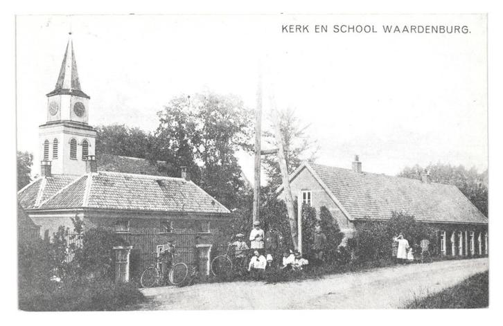 944350 Waardenburg Gld Kerk en school Onbeschreven, Verzamelen, Ansichtkaarten | Nederland, Ongelopen, Noord-Brabant, 1960 tot 1980