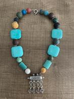 Gekleurd vulkaansteen ketting met howliet en hanger, Blauw, Nieuw, Ophalen of Verzenden, Steen of Mineraal