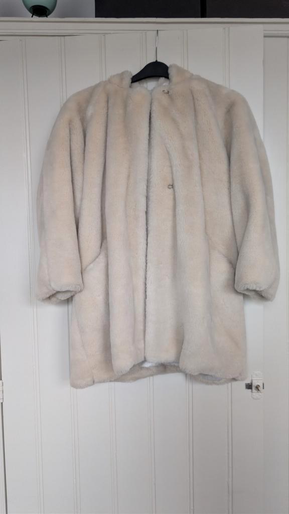 creme nep bontjas met capuchon, Kleding | Dames, Jassen | Winter, Zo goed als nieuw, Maat 38/40 (M), Beige, Ophalen of Verzenden