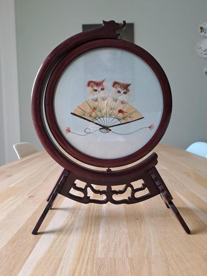 Vintage dubbelzijdig Chinees borduurwerk in houten frame, Antiek en Kunst, Kunst | Niet-Westerse kunst, Ophalen of Verzenden