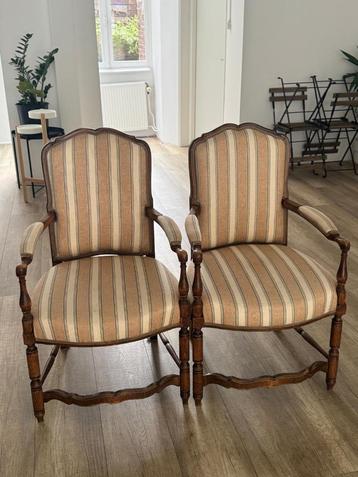 For sale 2 Vintage Wooden Chairs - 25 eur each beschikbaar voor biedingen