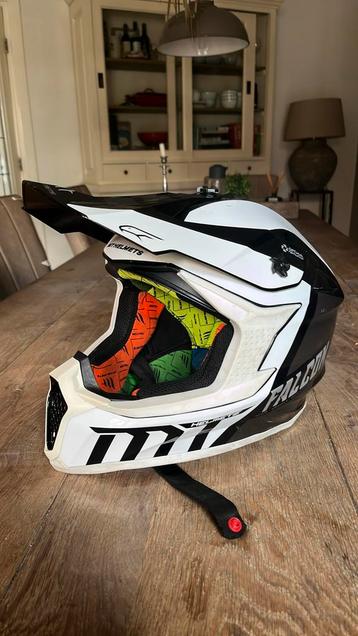 Cross helm maat L beschikbaar voor biedingen