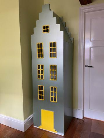 Mooie kleerkast voor de kinderkamer - Hollands huisje beschikbaar voor biedingen