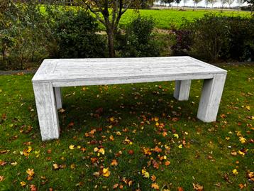 Steigerhouten tafel. Voor buiten of binnen beschikbaar voor biedingen