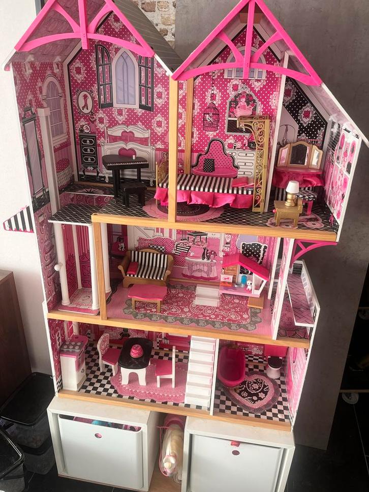 Mooi Poppenhuis met Meubels barbies paarden enz, Kinderen en Baby's, Speelgoed | Poppenhuizen, Zo goed als nieuw, Poppenhuis, Ophalen