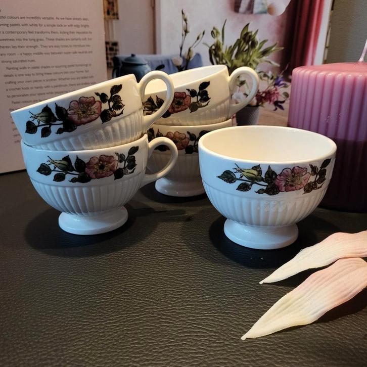 Wedgwood Briar Rose Kopjes, Huis en Inrichting, Keuken | Servies, Gebruikt, Kop(pen) en/of Schotel(s), Wedgwood, Ophalen of Verzenden