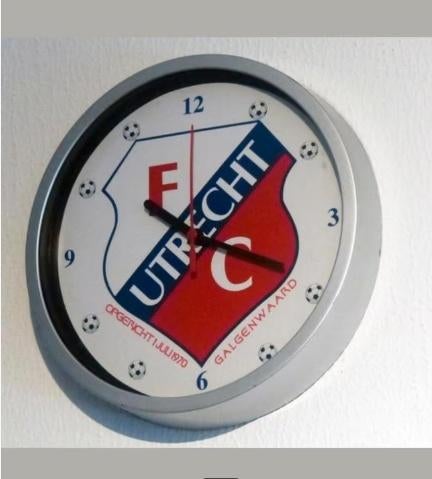 Klok van FC Utrecht, zilver/grijs, wekker FCU, Huis en Inrichting, Ophalen of Verzenden, Zo goed als nieuw, Analoog, Wandklok