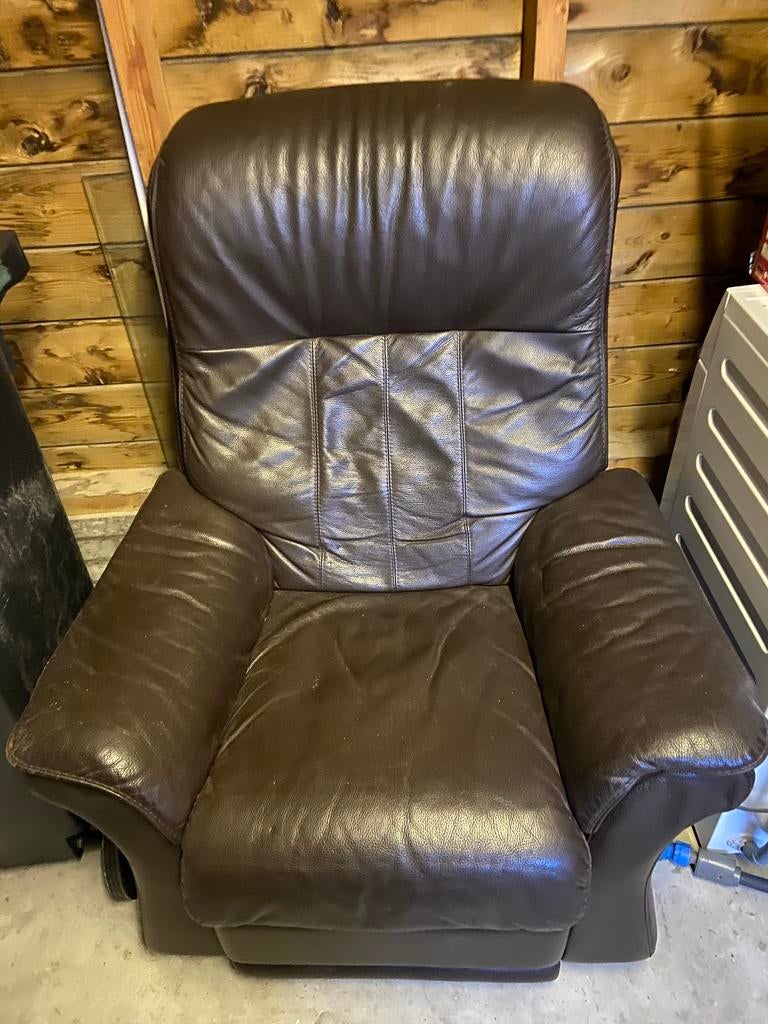 Sta-op-stoel bruin leder, Huis en Inrichting, Fauteuils, Ophalen, Gebruikt, 50 tot 75 cm, Leer