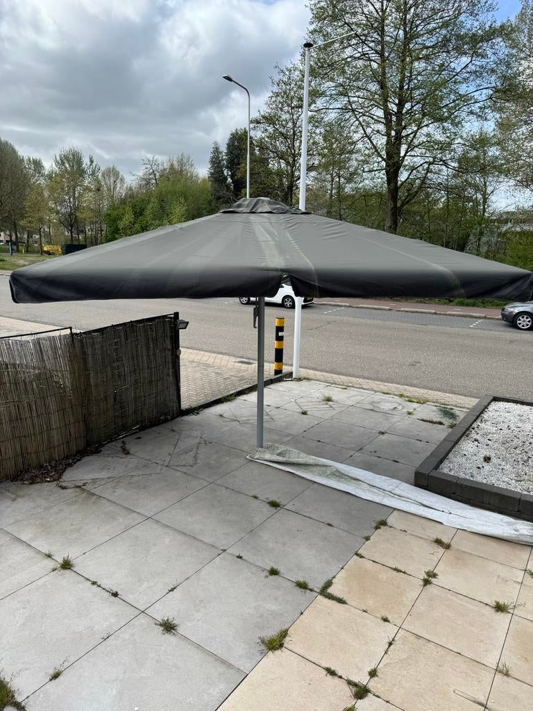 Grote antraciete parasol 400x400cm, 300cm hoog te Ede, Tuin en Terras, Parasols, Ophalen, Gebruikt, Meer dan 4 meter, Zweefparasol