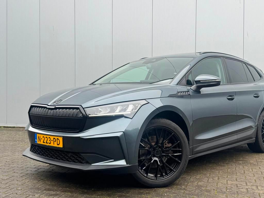 Skoda Enyaq iV BUSINESS PANORAMADAK CARPLAY ORIGINEEL NEDERL, Auto's, Skoda, Automaat, Gebruikt, Zwart, Origineel Nederlands