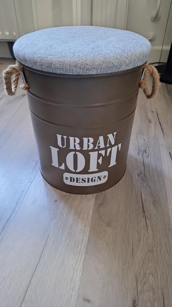 Stoere opbergton met zitkussen, Ophalen of Verzenden, Zo goed als nieuw, IJzer, Met deksel