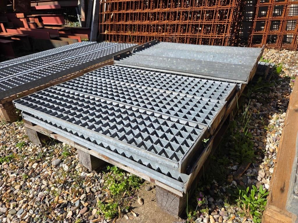 Roostertreden, Stalen Traptreden: verzinkt, Ophalen, Gebruikt, Trap, Minder dan 2 meter