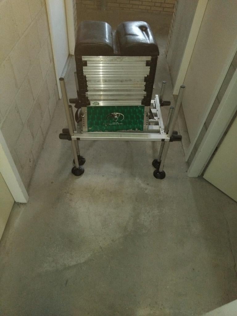 Rive viskist met station en tuigjes voor witvisser, Ophalen, Gebruikt, Complete set