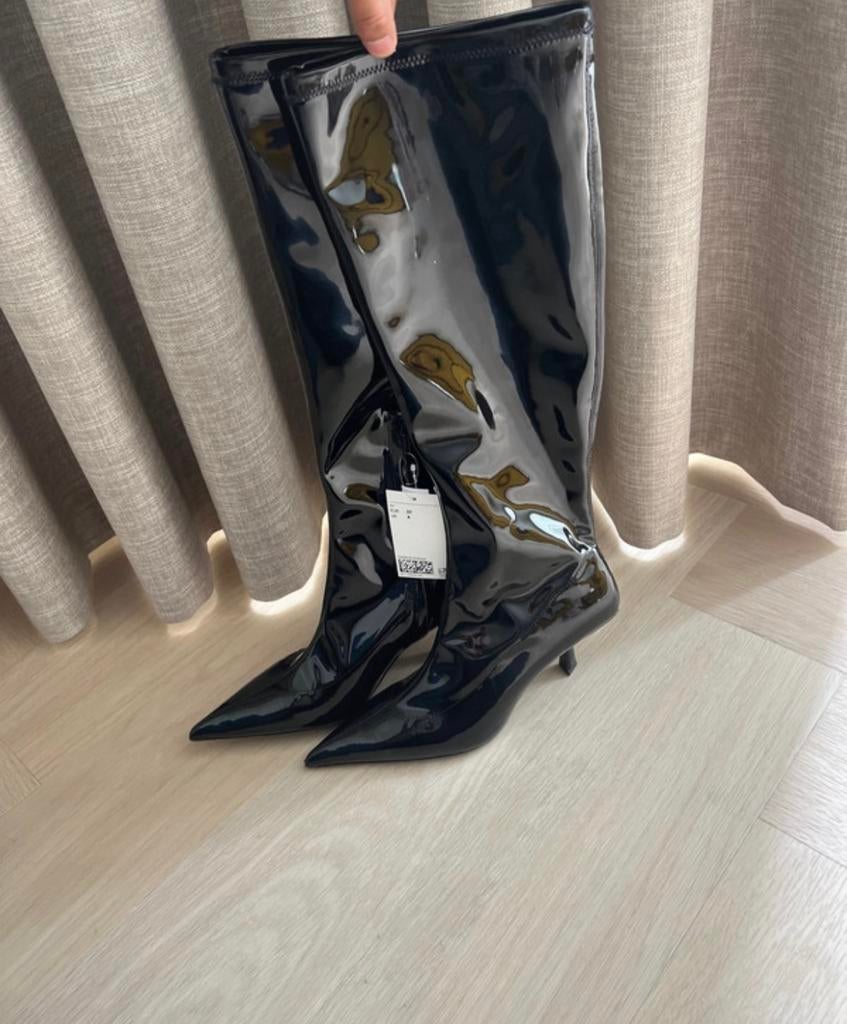 Zwarte lak laarzen van H&M - maat 37, Kleding | Dames, Schoenen, Hoge laarzen, Zwart, Nieuw, Ophalen of Verzenden