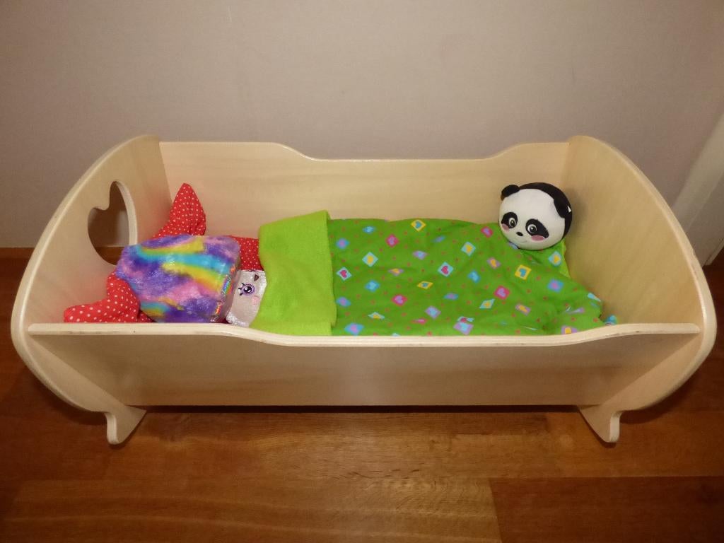 Leuk houten ledikant voor de pop/knuffels met beddengoed, Kinderen en Baby's, Speelgoed | Houten speelgoed, Ophalen, Zo goed als nieuw