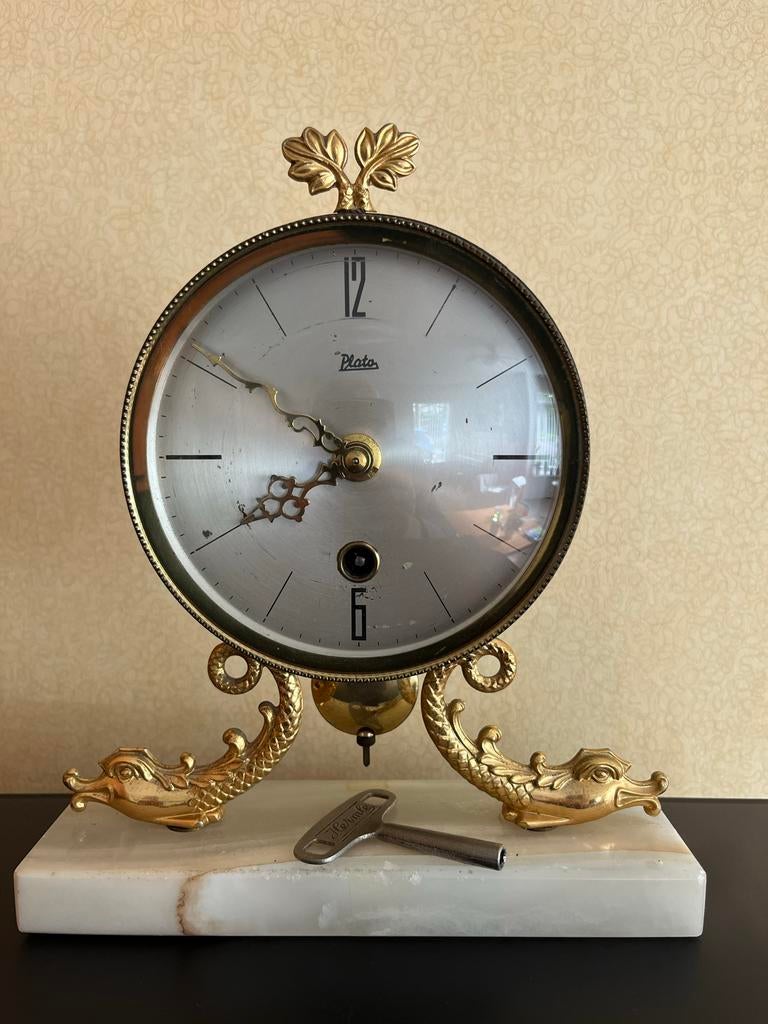 Engelse pendule met hardstenen voet en gouden vissensteun, Antiek en Kunst, Ophalen