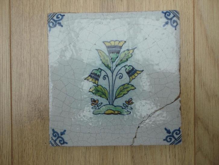 Mooie oude wandtegel met afbeelding van een bloem, Antiek en Kunst, Antiek | Wandborden en Tegels, Ophalen of Verzenden