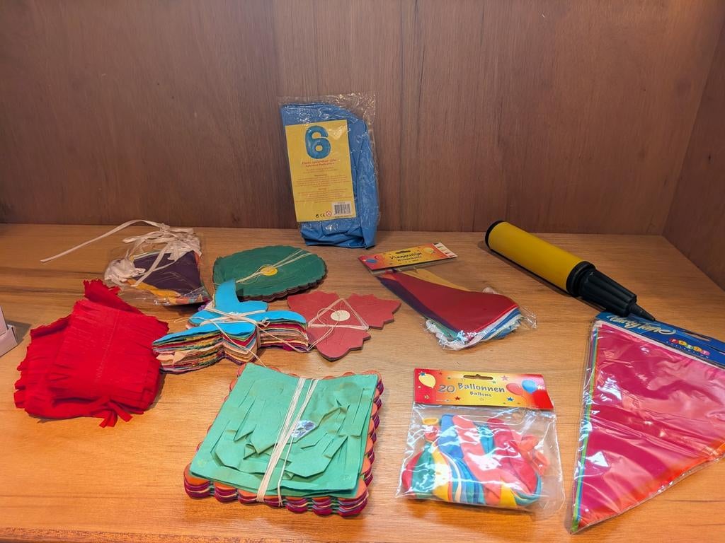 Schoenendoosje vol slingers, ballonnen en ballonpomp, Ophalen of Verzenden, Versiering, Verjaardag