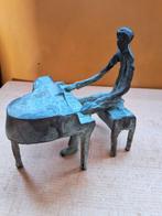 Bronzen beeldje: Pianist aan de vleugel piano  hoogte 14cm, Ophalen of Verzenden