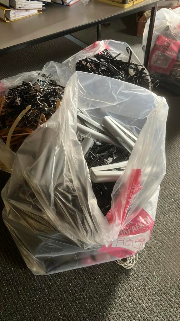 4 zakken kledinghangers gratis, Kleding | Dames, Kledinghangers, Ophalen, Zo goed als nieuw, Kunststof