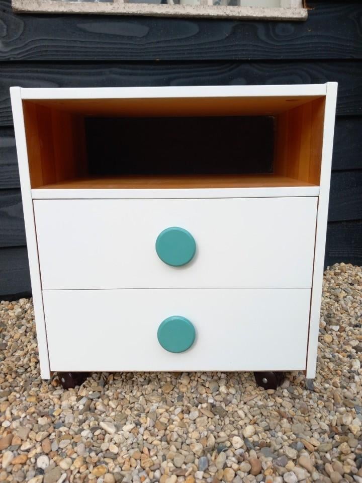 Nachtkastje met lades en open vak, Huis en Inrichting, Slaapkamer | Nachtkastjes, Gebruikt, 45 tot 65 cm, Hout, 55 tot 70 cm