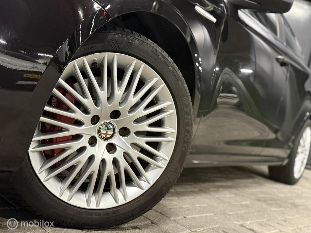 Alfa Romeo Giulietta 1.4 T Exclusive QV-Line Aut netjes!, Auto's, Euro 6, 4 cilinders, Zwart, Bedrijf