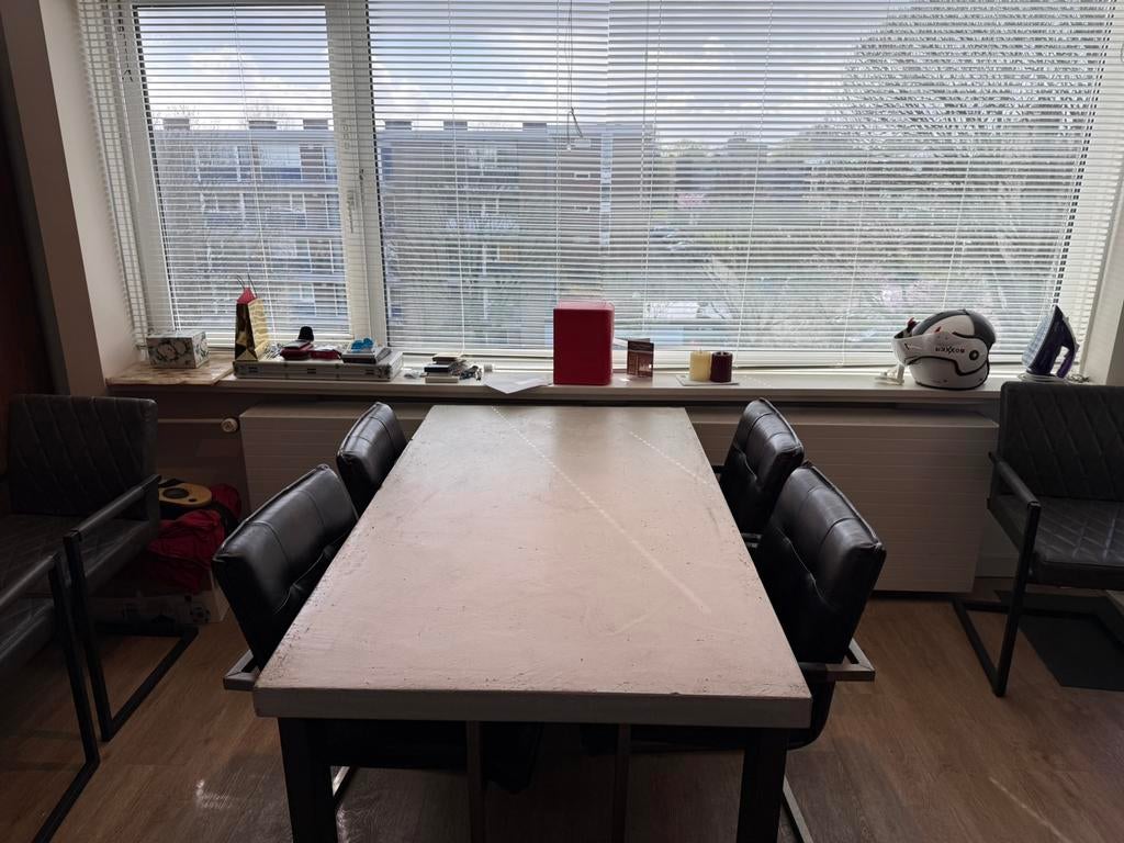 Beton look eettafel met zwarte leren eetkamerstoelen, Huis en Inrichting, Tafels | Eettafels, Gebruikt, 50 tot 100 cm, 150 tot 200 cm