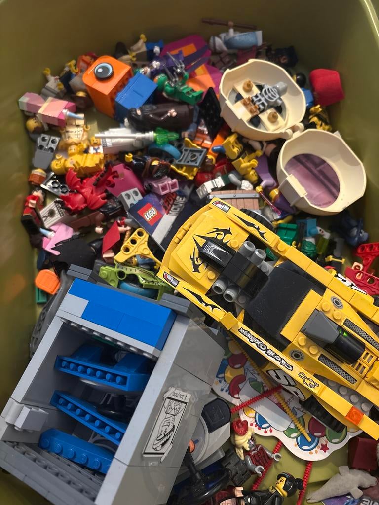 Lego minifiguren en gele raceauto, Ophalen, Inclusief minifiguren, Gebruikt, Overige thema's