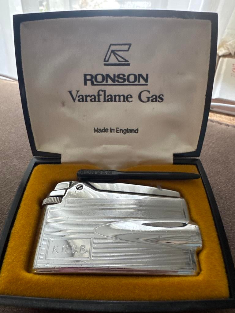 Vintage Ronson Varaflame Gas aansteker KNVB, Verzamelen, Ophalen of Verzenden, Zo goed als nieuw, Aansteker