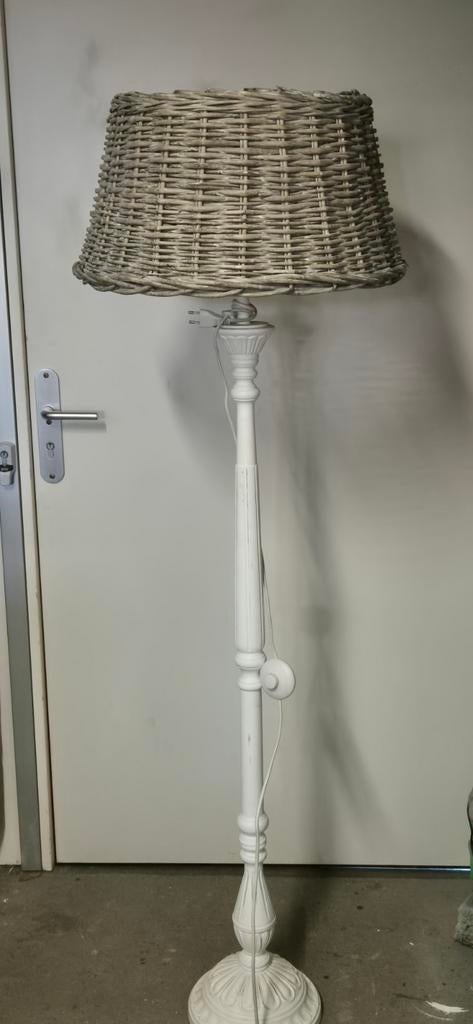 2 Brocante Staande Lampen met Rotan Kappen, Gebruikt, 100 tot 150 cm, Ophalen of Verzenden, Overige materialen