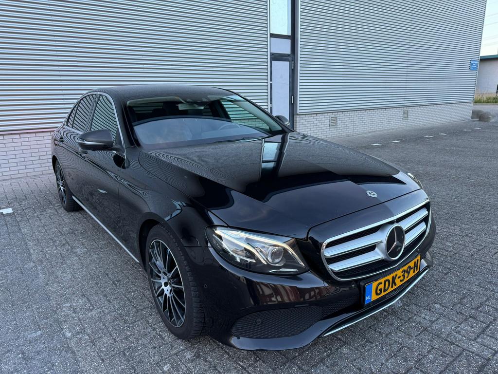 Mercedes E350e Plug-in | Airmatic | HUD | Burmester | 360°, Auto's, Automaat, Achterwielaandrijving, Leder en Stof, Zwart