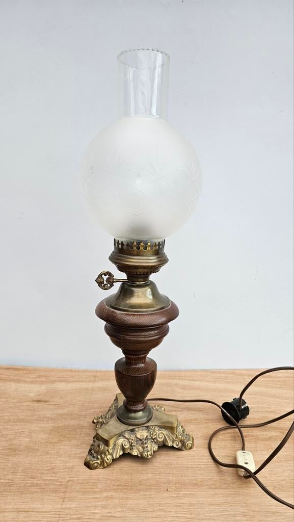 Petroleumlamp stijl tafellamp – messing/hout, Huis en Inrichting, Lampen | Tafellampen, Ophalen, Gebruikt, Hout, 50 tot 75 cm