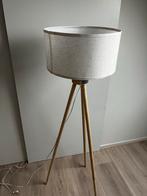 Stijlvolle witte staande lamp met houten driepoot, Huis en Inrichting, Lampen | Vloerlampen, Ophalen, Zo goed als nieuw, Hout