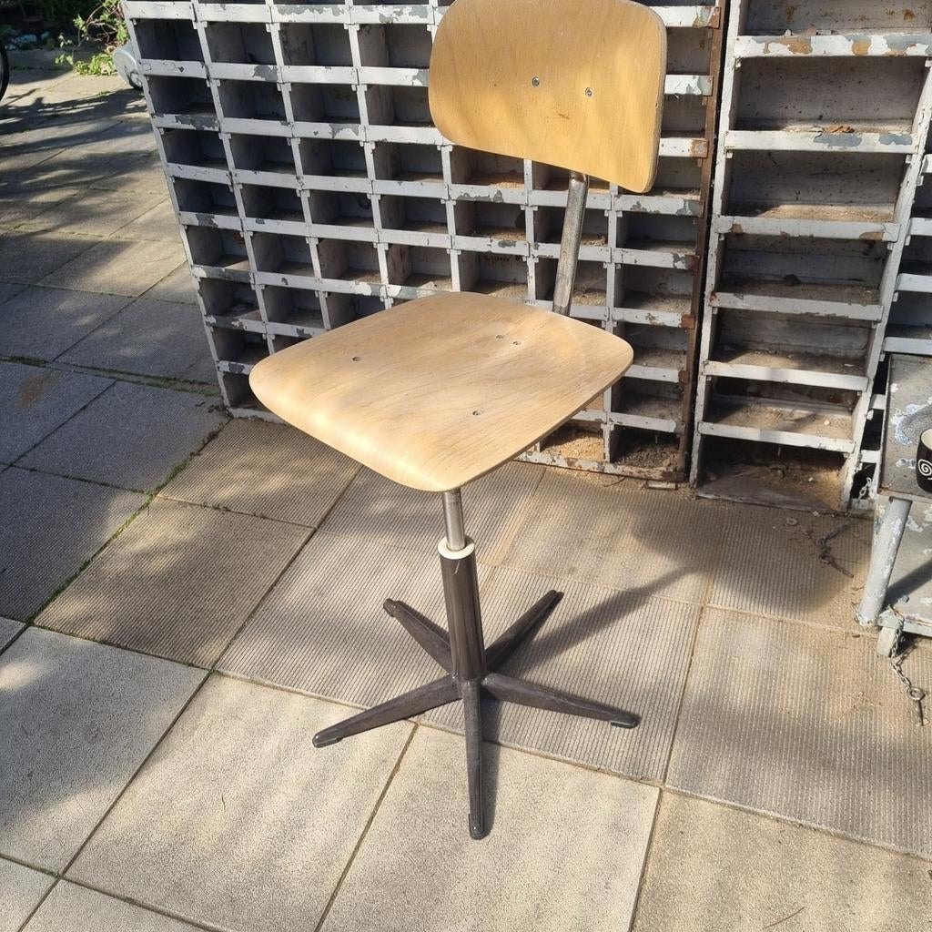 Mooie verstelbare vintage kruk , bootstoel,  laboratorium, Ophalen, Hout